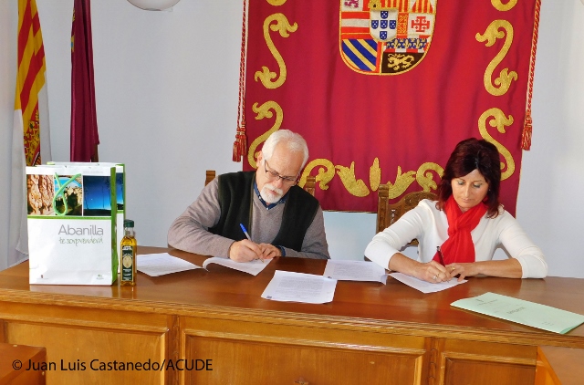 El alcalde_de_Abanilla_Ezequiel_Alonso_y_la_presidenta_de_ACUDE_Pilar_Snchez_firmando_el_convenio_foto_ACUDE_copia_640x422